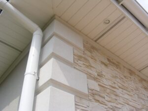 odporny na warunki atmosferyczne i mikropęknięcia. Naszą sztukaterię należy pomalować na dowolny kolor farbą elewacyjną silikonową lub akrylową.